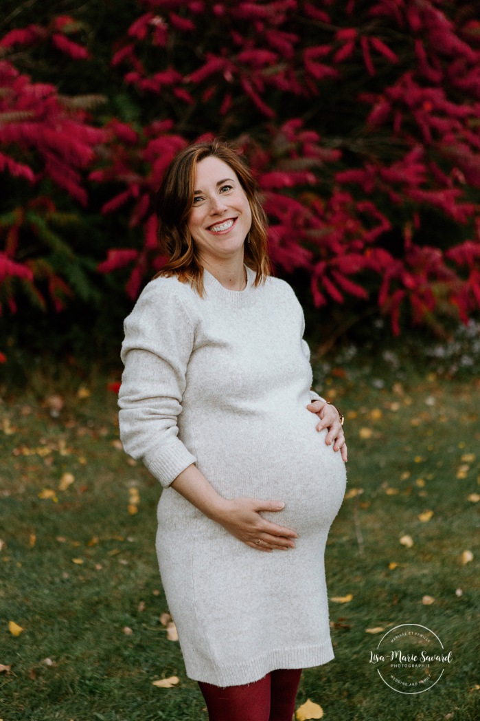 Fall maternity photos. Fall maternity session. Maternity photos autumn leaves. Photographe de maternité à Verdun. Verdun maternity photographer. Parc Angrignon. Angrignon Park.