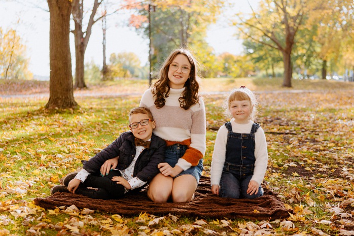 Fall family session. Fall family photos. Autumn family photos. Children playing with leaves. Photos de famille à Verdun. Verdun family photos. Minis séances d'automne à Montréal. Montreal fall mini sessions