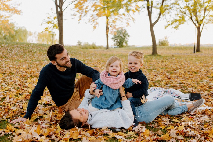 Fall family session. Fall family photos. Autumn family photos. Family photos with toddler boy and girl. Family photos with two children. Photos de famille à Verdun. Verdun family photos. Minis séances d'automne à Montréal. Montreal fall mini sessions