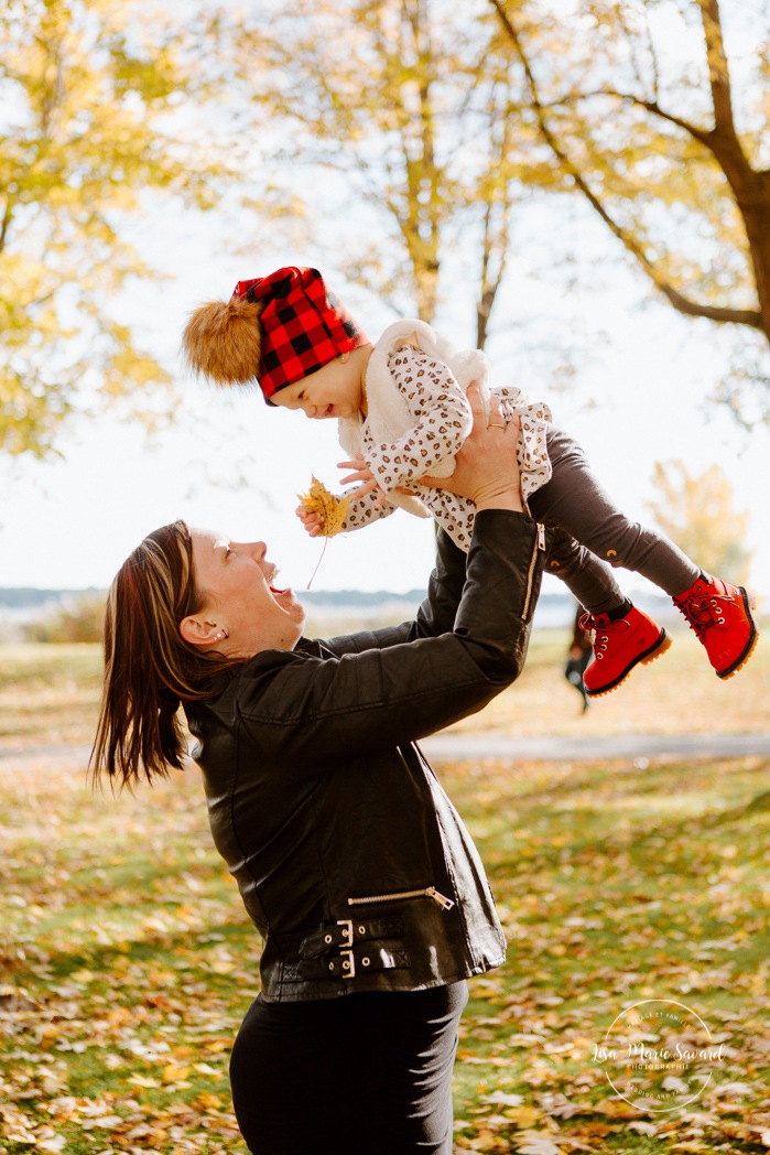 Fall family session. Fall family photos. Autumn family photos. Family of six photos. Family session with four kids. Family photos next to river. Plaid outfit family photos. Minis séances d'automne à Montréal. Montreal fall mini sessions