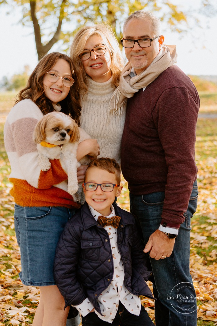 Fall family session. Fall family photos. Autumn family photos. Family photos with dog. Photos de famille à Verdun. Verdun family photos. Minis séances d'automne à Montréal. Montreal fall mini sessions