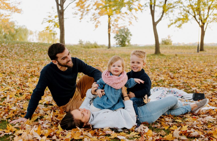 Fall family session. Fall family photos. Autumn family photos. Family photos with toddler boy and girl. Family photos with two children. Photos de famille à Verdun. Verdun family photos. Minis séances d'automne à Montréal. Montreal fall mini sessions