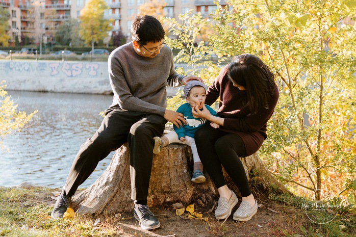 Fall family photos. Fall family session. Parents playing with baby. Korean family photos. Séance photo le long du Canal Lachine. Lachine Canal photoshoot. Photos de famille Canal Lachine. Lachine Canal family photos. Photographe de famille à Montréal. Montreal family photographer.