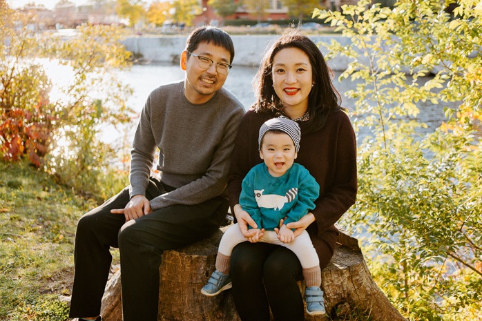 Fall family photos. Fall family session. Parents playing with baby. Korean family photos. Séance photo le long du Canal Lachine. Lachine Canal photoshoot. Photos de famille Canal Lachine. Lachine Canal family photos. Photographe de famille à Montréal. Montreal family photographer.