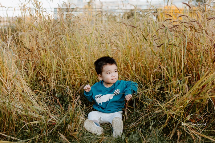 Fall family photos. Fall family session. Baby boy playing with tall grass. Korean family photos. Séance photo le long du Canal Lachine. Lachine Canal photoshoot. Photos de famille Canal Lachine. Lachine Canal family photos. Photographe de famille à Montréal. Montreal family photographer.