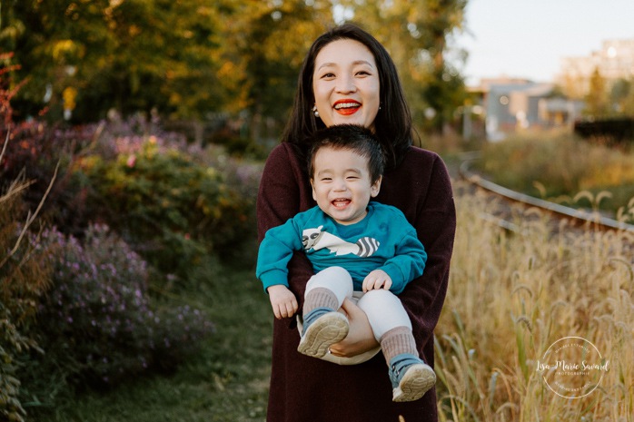 Fall family photos. Fall family session. Mom and baby photo. Korean family photos. Séance photo le long du Canal Lachine. Lachine Canal photoshoot. Photos de famille Canal Lachine. Lachine Canal family photos. Photographe de famille à Montréal. Montreal family photographer.