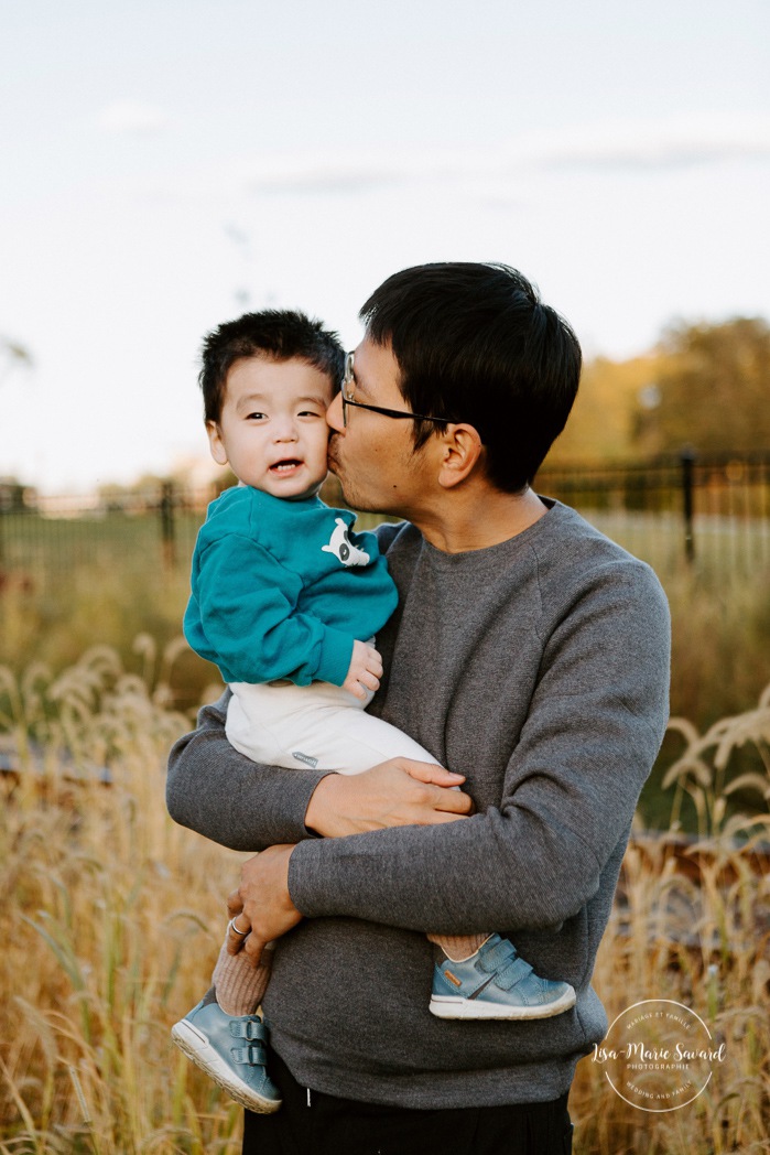 Fall family photos. Fall family session. Dad with baby photo. Korean family photos. Séance photo le long du Canal Lachine. Lachine Canal photoshoot. Photos de famille Canal Lachine. Lachine Canal family photos. Photographe de famille à Montréal. Montreal family photographer.