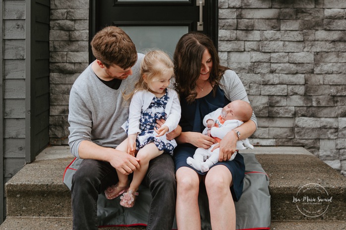 Photographe de nouveau-né à Montréal. Séance nouveau-né lifestyle à Montréal. Photos de nouveau-né à domicile à Montréal. Montreal newborn photographer. Montreal lifestyle newborn session. Montreal in-home newborn photos.