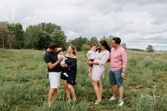 Photographe de famille à Montréal. Séance photo de famille à Montréal. Photos de famille à l'extérieur à Montréal. Montreal family photographer. Montreal family session. Montreal outdoor family photos.