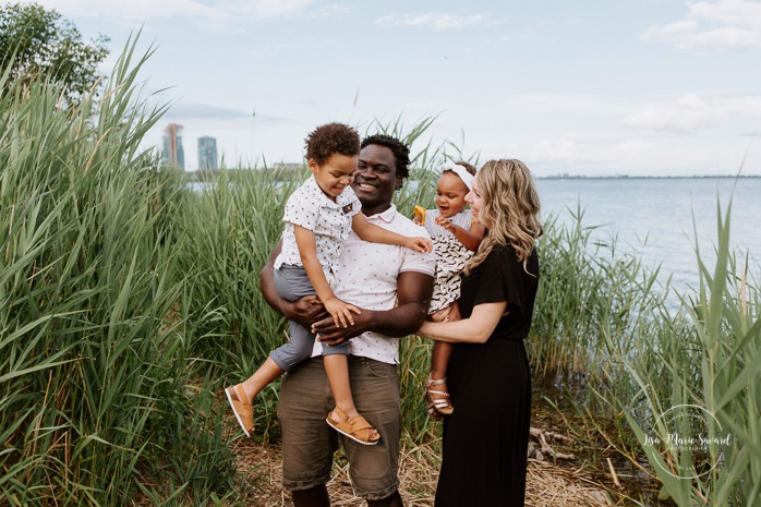 Photographe de famille à Montréal. Séance photo de famille à Montréal. Photos de famille à l'extérieur à Montréal. Montreal family photographer. Montreal family session. Montreal outdoor family photos.