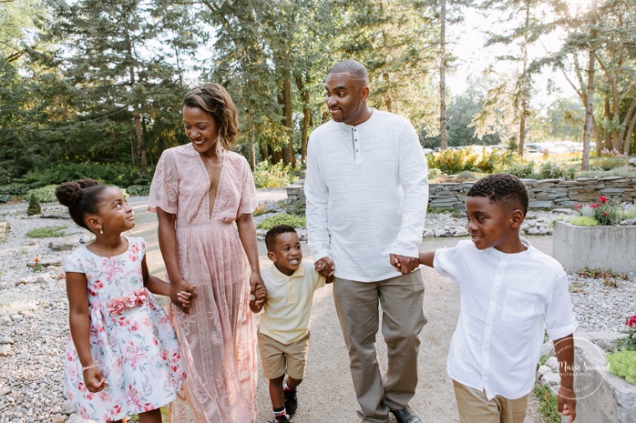 Photographe de famille à Montréal. Séance photo de famille à Montréal. Photos de famille à l'extérieur à Montréal. Montreal family photographer. Montreal family session. Montreal outdoor family photos.