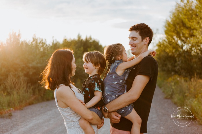 Photographe de famille à Montréal. Séance photo de famille à Montréal. Photos de famille à l'extérieur à Montréal. Montreal family photographer. Montreal family session. Montreal outdoor family photos.