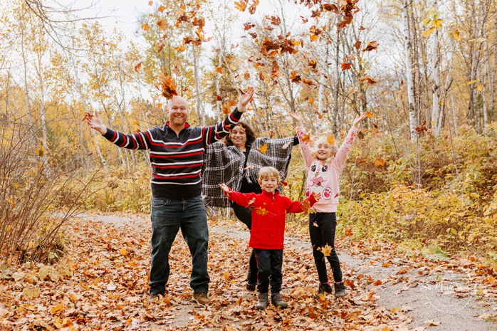 Photographe de famille à Montréal. Séance photo de famille à Montréal. Photos de famille à l'extérieur à Montréal. Montreal family photographer. Montreal family session. Montreal outdoor family photos.