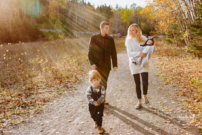 Photographe de famille à Montréal. Séance photo de famille à Montréal. Photos de famille à l'extérieur à Montréal. Montreal family photographer. Montreal family session. Montreal outdoor family photos.