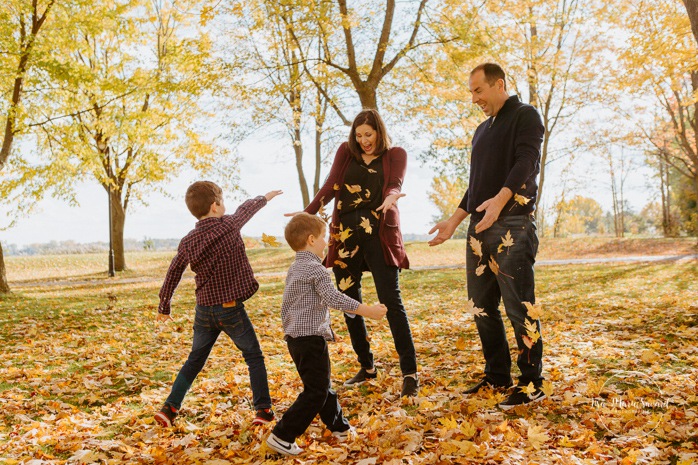 Photographe de famille à Montréal. Séance photo de famille à Montréal. Photos de famille à l'extérieur à Montréal. Montreal family photographer. Montreal family session. Montreal outdoor family photos.