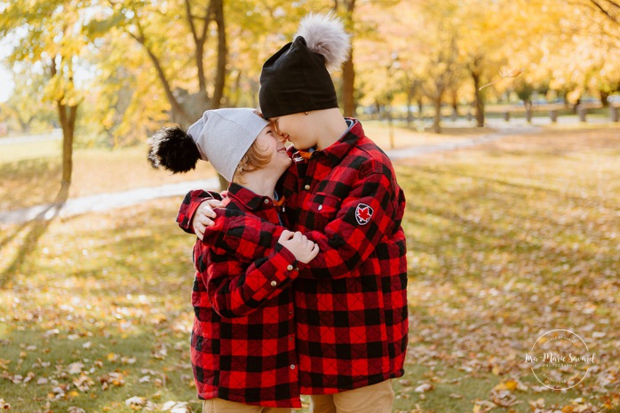 Photographe de famille à Montréal. Séance photo de famille à Montréal. Photos de famille à l'extérieur à Montréal. Montreal family photographer. Montreal family session. Montreal outdoor family photos.