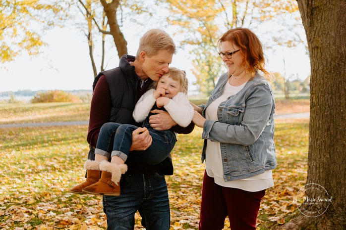 Photographe de famille à Montréal. Séance photo de famille à Montréal. Photos de famille à l'extérieur à Montréal. Montreal family photographer. Montreal family session. Montreal outdoor family photos.