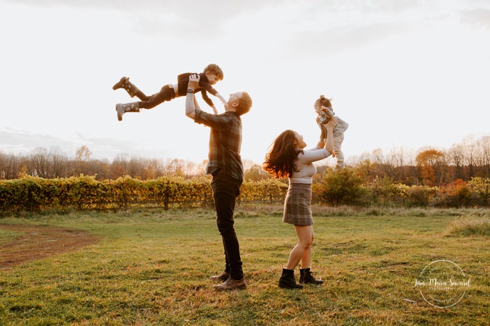 Photographe de famille à Montréal. Séance photo de famille à Montréal. Photos de famille à l'extérieur à Montréal. Montreal family photographer. Montreal family session. Montreal outdoor family photos.