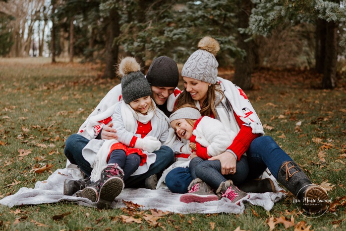 Photographe de famille à Montréal. Séance photo de famille à Montréal. Photos de famille à l'extérieur à Montréal. Montreal family photographer. Montreal family session. Montreal outdoor family photos.