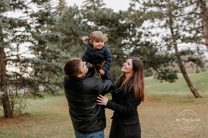 Photographe de famille à Montréal. Séance photo de famille à Montréal. Photos de famille à l'extérieur à Montréal. Montreal family photographer. Montreal family session. Montreal outdoor family photos.