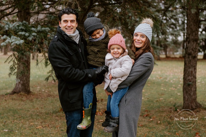 Photographe de famille à Montréal. Séance photo de famille à Montréal. Photos de famille à l'extérieur à Montréal. Montreal family photographer. Montreal family session. Montreal outdoor family photos.