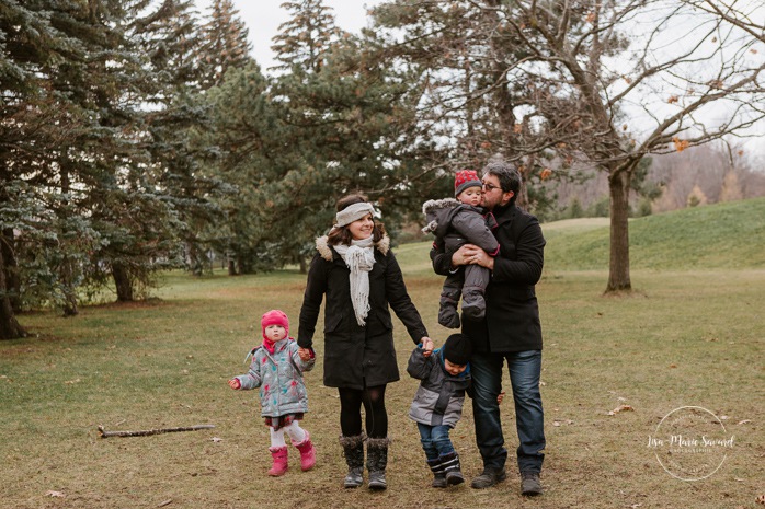 Photographe de famille à Montréal. Séance photo de famille à Montréal. Photos de famille à l'extérieur à Montréal. Montreal family photographer. Montreal family session. Montreal outdoor family photos.