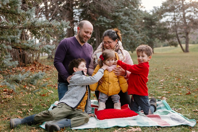 Photographe de famille à Montréal. Séance photo de famille à Montréal. Photos de famille à l'extérieur à Montréal. Montreal family photographer. Montreal family session. Montreal outdoor family photos.