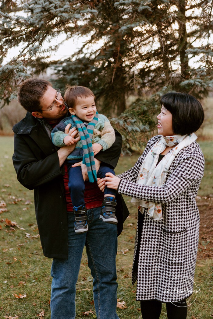 Photographe de famille à Montréal. Séance photo de famille à Montréal. Photos de famille à l'extérieur à Montréal. Montreal family photographer. Montreal family session. Montreal outdoor family photos.