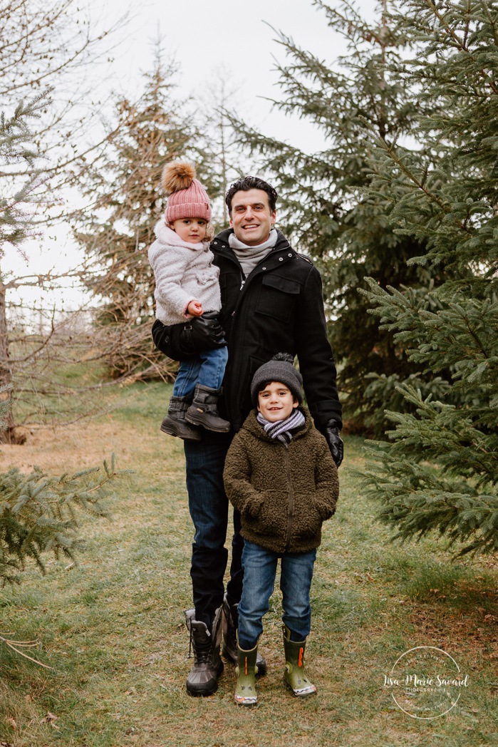 Outdoor Christmas mini sessions. Christmas tree farm session. Outdoor winter mini sessions. Holiday family photos. Family photos two children. Sibling photos brother and sister. Minis séances des Fêtes 2020. Photos de famille hivernales à Montréal. Photos de Noël à Montréal. Montreal Christmas photos.