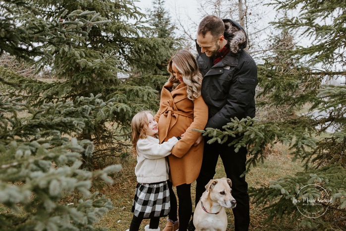 Family photos with dog. Family session with dog. Maternity photos with child. Maternity photos with sibling. Photos de maternité dans le Sud-Ouest. Photographe de maternité à Ville-Émard. Montreal Southwest maternity photos.