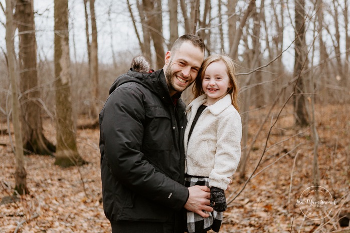 Dad playing with young daughter. Maternity photos with sibling. Maternity photos with older child. Photographe à Ville-Émard. Montreal Southwest maternity photos.