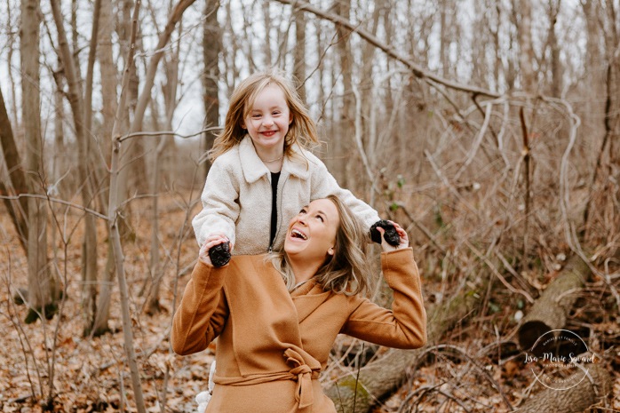 Mom playing with young daughter. Maternity photos with sibling. Maternity photos with older child. Photos de maternité dans le Sud-Ouest. Photographe de maternité à Ville-Émard. Montreal Southwest maternity photos.