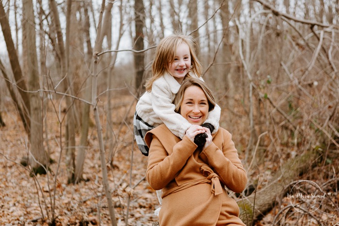 Mom playing with young daughter. Maternity photos with sibling. Maternity photos with older child. Photos de maternité dans le Sud-Ouest. Photographe à Ville-Émard. Montreal Southwest maternity photos.