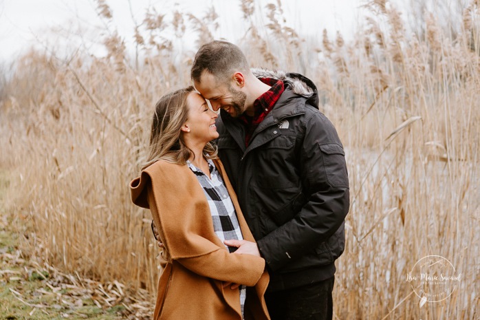 Winter maternity photos without snow. Maternity photos in front of pampas. Maternity photos next to lake. Photos de maternité dans le Sud-Ouest. Photographe de maternité à Ville-Émard. Montreal Southwest maternity photos.