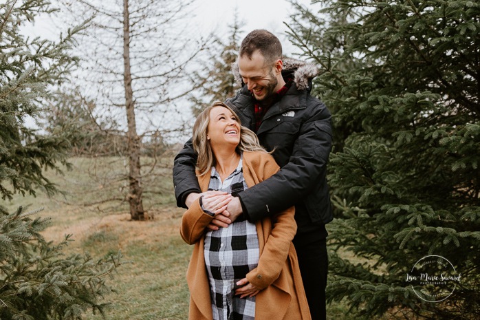 Winter maternity photos without snow. Maternity photos with evergreens. Wood maternity photos. Photos de maternité dans le Sud-Ouest. Photographe de maternité à Ville-Émard. Montreal Southwest maternity photos.