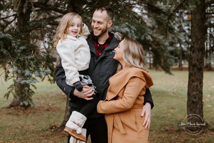 Winter maternity photos without snow. Maternity photos with child. Maternity photos with sibling. Photographe à Ville-Émard. Montreal Southwest maternity photos.