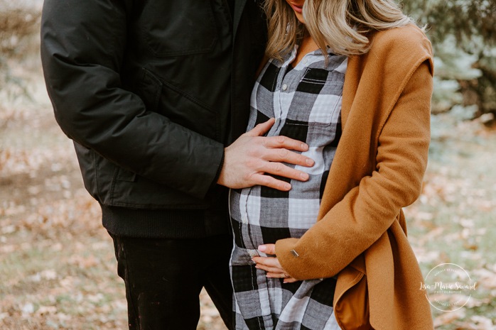 Winter maternity photos without snow. Parents touching pregnant belly. Photos de maternité dans le Sud-Ouest. Photographe de maternité à Ville-Émard. Montreal Southwest maternity photos.