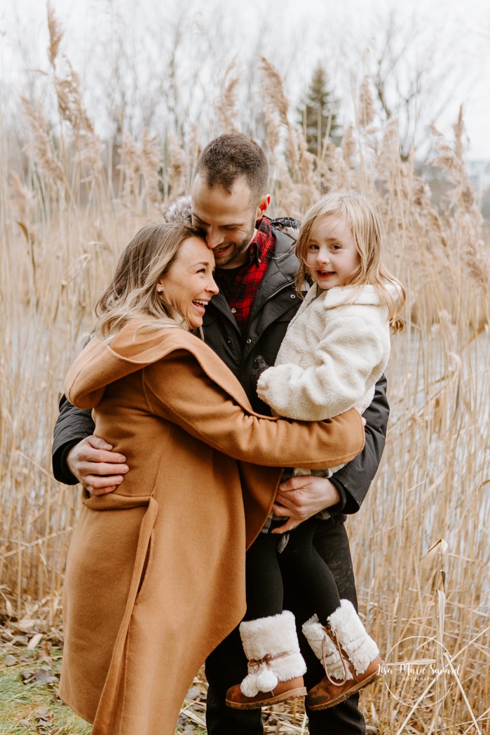 Winter maternity photos without snow. Maternity photos with child. Maternity photos with sibling. Photos de maternité dans le Sud-Ouest. Photographe de maternité à Ville-Émard. Montreal Southwest maternity photos.