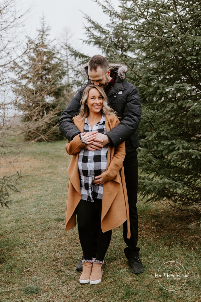 Winter maternity photos without snow. Maternity photos with evergreens. Wood maternity photos. Photos de maternité dans le Sud-Ouest. Photographe de maternité à Ville-Émard. Montreal Southwest maternity photos.