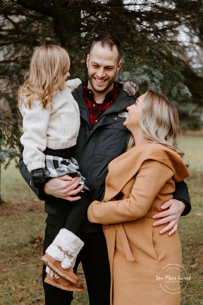 Winter maternity photos without snow. Maternity photos with child. Maternity photos with sibling. Photographe à Ville-Émard. Montreal Southwest maternity photos.