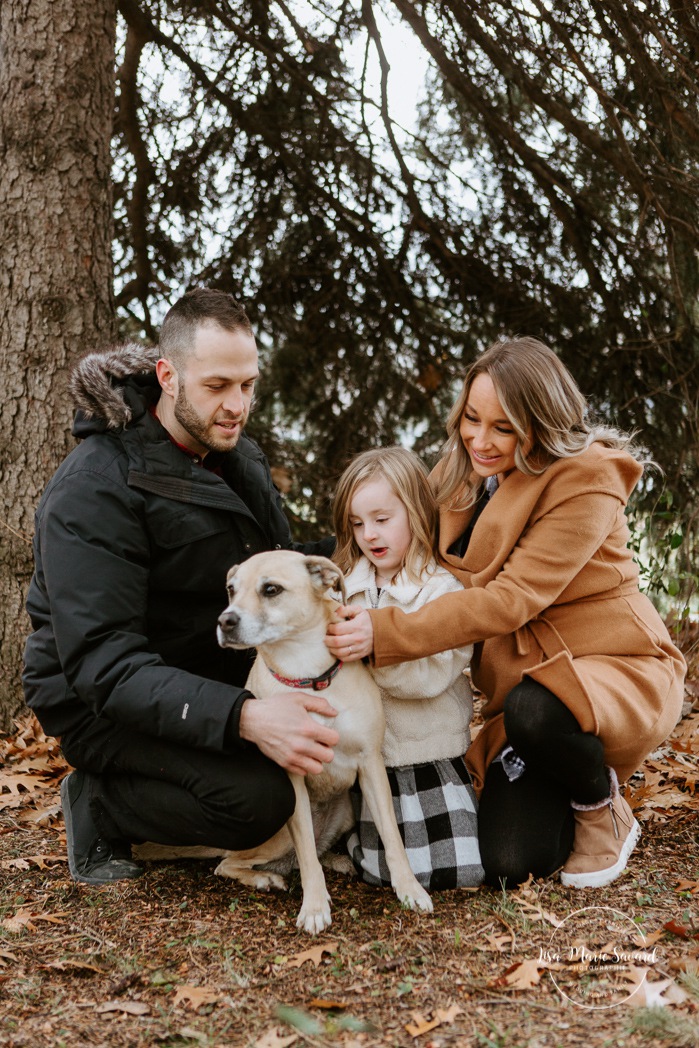 Family photos with dog. Family session with dog. Maternity photos with child. Maternity photos with sibling. Photographe à Ville-Émard. Montreal Southwest maternity photos.