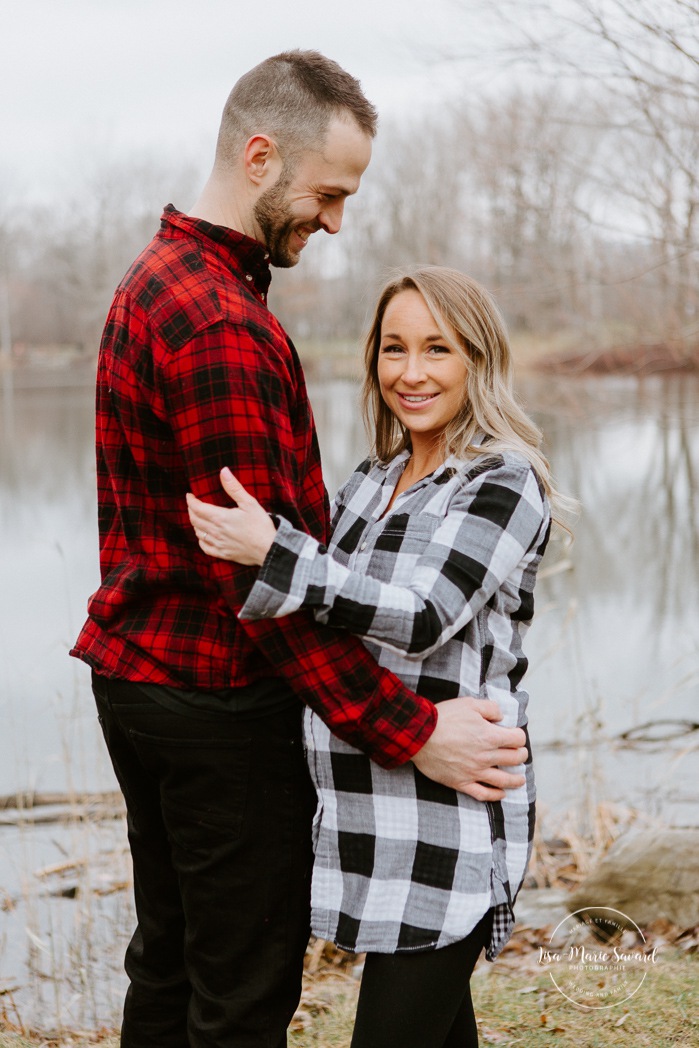 Winter maternity photos without snow. Maternity photos in front of lake. Mom holding belly. Photos de maternité dans le Sud-Ouest. Photographe de maternité à Ville-Émard. Montreal Southwest maternity photos.