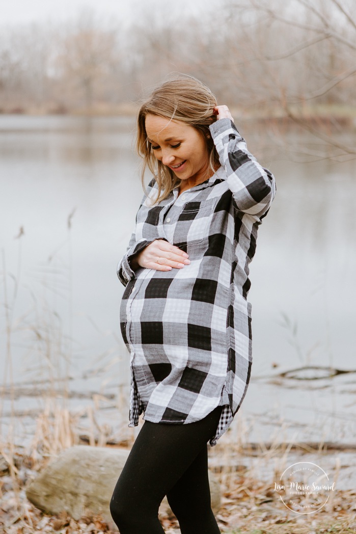 Winter maternity photos without snow. Maternity photos in front of lake. Mom holding belly. Photos de maternité dans le Sud-Ouest. Photographe de maternité à Ville-Émard. Montreal Southwest maternity photos.