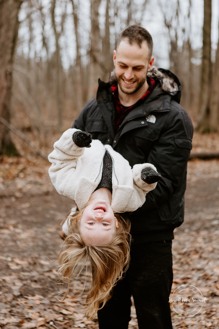 Dad playing with young daughter. Maternity photos with sibling. Maternity photos with older child. Photos de maternité dans le Sud-Ouest. Photographe de maternité à Ville-Émard. Montreal Southwest maternity photos.