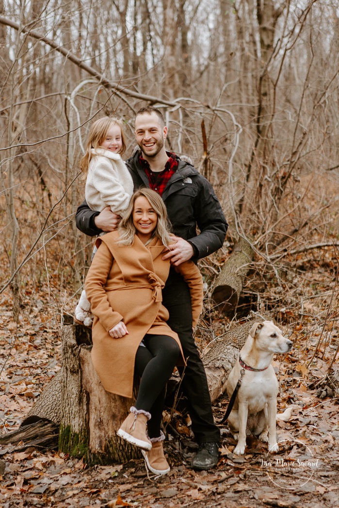 Family photos with dog. Family session with dog. Maternity photos with child. Maternity photos with sibling. Photographe à Ville-Émard. Montreal Southwest maternity photos.