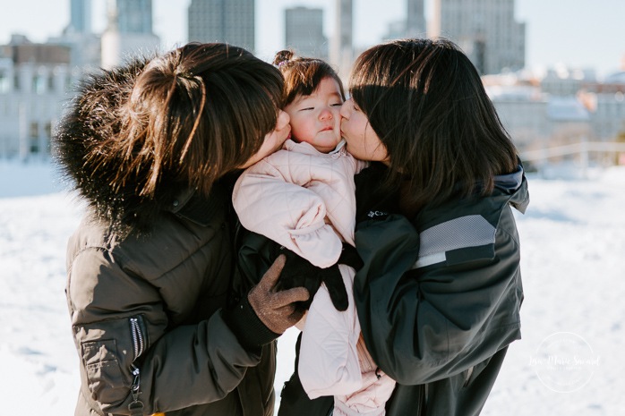 Winter family session. Family photos in the snow. Asian family photos. Family photos cityscape. Skyline family photos. Séance photo dans le Vieux-Port de Montréal. Photos de famille à Montréal. Grand Quai de Montréal. Promenade d'Iberville. Old Port of Montreal photo session. Montreal family photos.