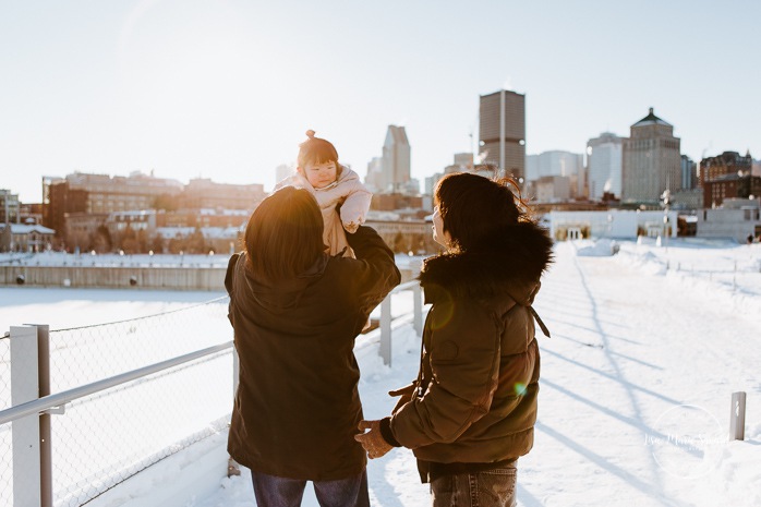 Winter family session. Family photos in the snow. Asian family photos. Family photos cityscape. Skyline family photos. Séance photo dans le Vieux-Port de Montréal. Photos de famille à Montréal. Grand Quai de Montréal. Promenade d'Iberville. Old Port of Montreal photo session. Montreal family photos.