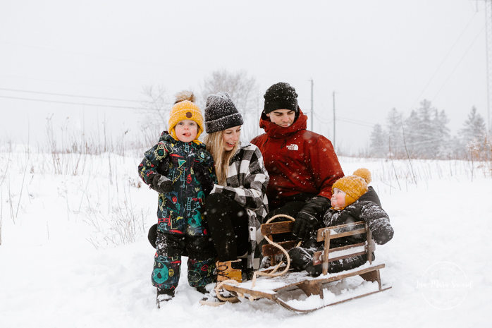 Winter family session with sleigh. Family photos in the snow. Family session with toddlers. Photos de famille dans la neige en hiver. Photographe de famille à Montréal. Montreal family photographer.