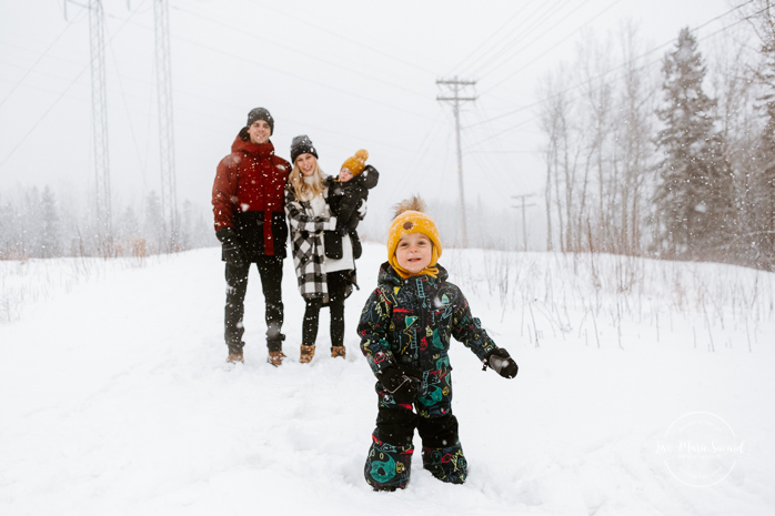 Winter family session. Family photos in the snow. Family session with toddlers. Séance familiale en hiver à Montréal. Photographe de famille à Montréal. Montreal family photographer.