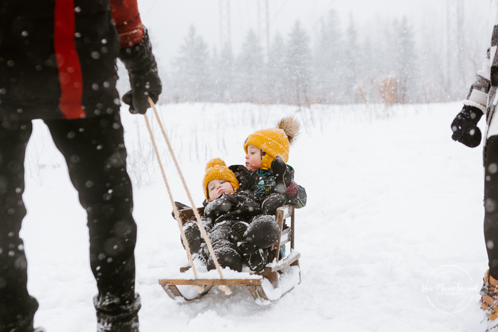 Winter family session with sleigh. Family photos in the snow. Family session with toddlers. Séance familiale en hiver à Montréal. Photographe de famille à Montréal. Montreal family photographer.